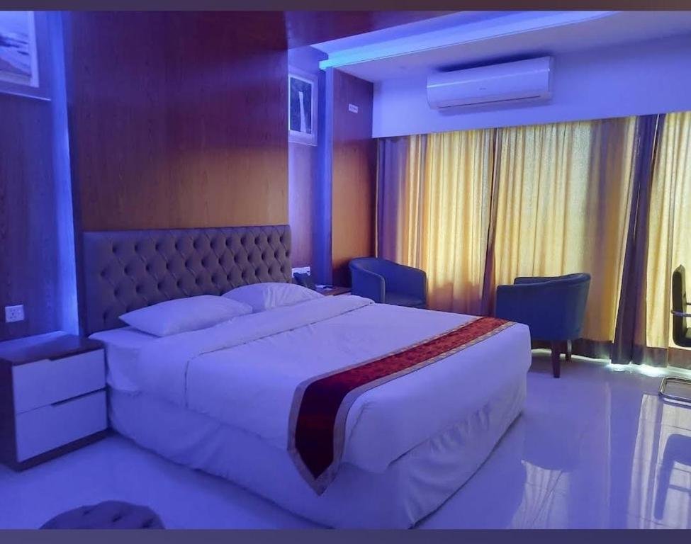 Deluxe Double room with black tufted headboard and red bed runner at Park Hyatt, Banani, Dhaka