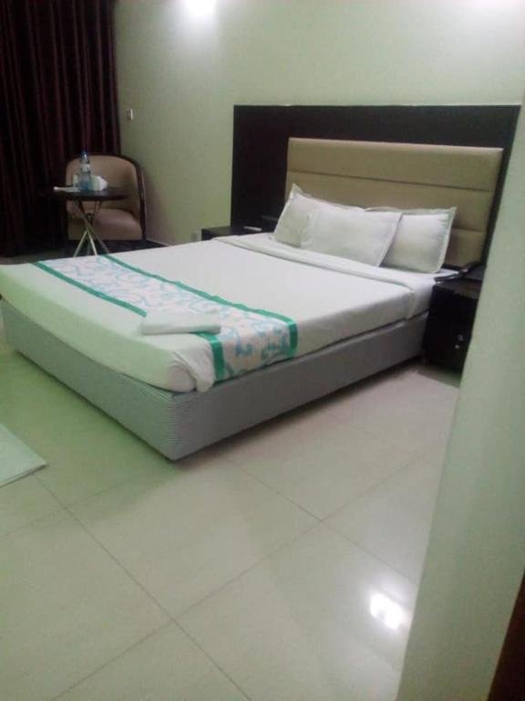 Hotel Coastal Peace room with green-trim bedding